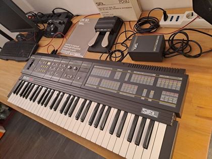 Siel-DK80 polysynth with accessories